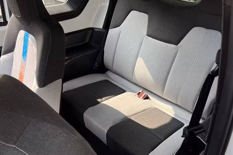 Các tính năng giải trí boa gồm: hệ thống thông tin-giải trí với màn hình 10 inch, tích hợp Android Auto và Apple Carplay, giúp cả người lái và các hành khách luôn có trải nghiệm giải trí và kết nối trọn vẹn.