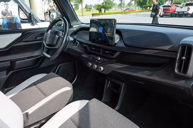 Đồng thời tích hợp các tính năng thông minh và thiết yếu, mang đến trải nghiệm lái thoải mái và tiện nghi cho chủ xe. VF3 cũng được trang bị các tính năng và hệ thống giải trí đa dạng để đáp ứng nhu cầu hàng ngày của người dùng đô thị .