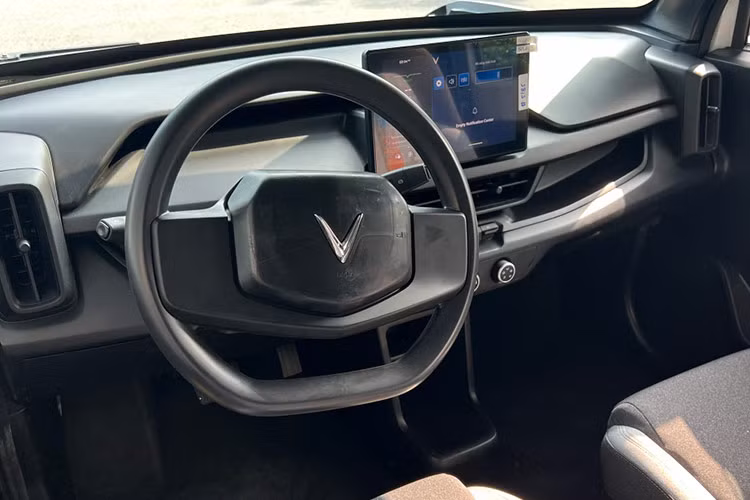 Mặc dù có kích thước nhỏ nhắn, VinFast VF3 vẫn có không gian nội thất 5 chỗ ngồi, được thiết kế theo phong cách tối giản, nhưng vẫn hiện đại.