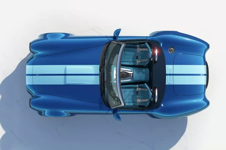 Chiếc xe hiện tại được trang bị động cơ Ford Coyote V8 5.0 lít, cùng loại động cơ mà bạn sẽ tìm thấy trong một chiếc Mustang mới. Mặc dù hệ thống truyền động này rất huyền thoại, nhưng AC Cobra dường như tin rằng có rất nhiều người đam mê muốn thứ gì đó tiết kiệm nhiên liệu hơn nhưng vẫn cung cấp đủ công suất.