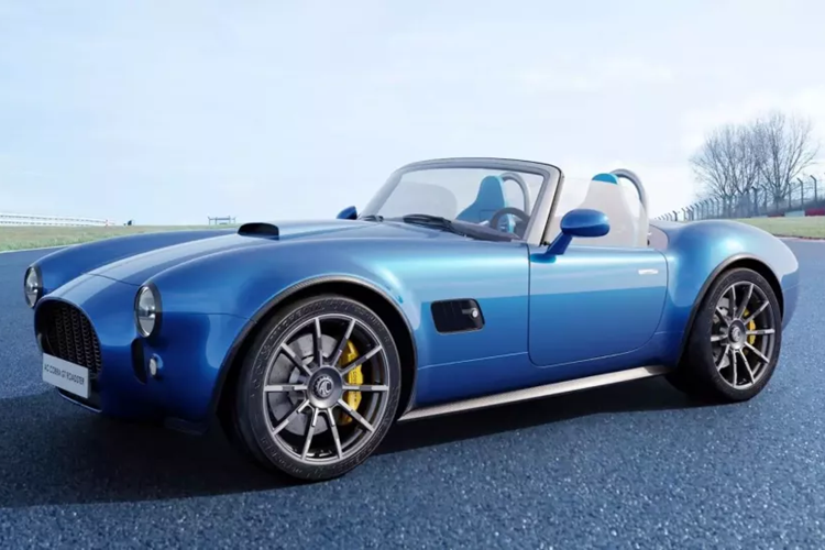 Có rất ít thông tin chi tiết về động cơ mà AC Cars đang chuẩn bị cho Cobra. Những gì chúng ta biết là sẽ có 2 biến thể được cung cấp, với biến thể mạnh nhất có công suất 395 mã lực và được ghép nối với hộp số ly hợp kép tùy chọn.