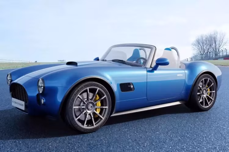 Có rất ít thông tin chi tiết về động cơ mà AC Cars đang chuẩn bị cho Cobra. Những gì chúng ta biết là sẽ có 2 biến thể được cung cấp, với biến thể mạnh nhất có công suất 395 mã lực và được ghép nối với hộp số ly hợp kép tùy chọn.