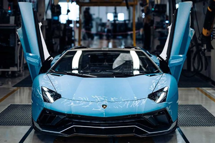 Trong đó, Hoa Kỳ là thị trường tiêu thụ siêu xe Lamborghini nhiều nhất với 1.621 xe được bàn giao đến tay khách hàng. Tiếp đến là Đức (595 xe), Anh (514 xe), Nhật Bản (354 xe), Trung Quốc, Hồng Kông và Ma Cao (337 xe), Ý (268 xe).