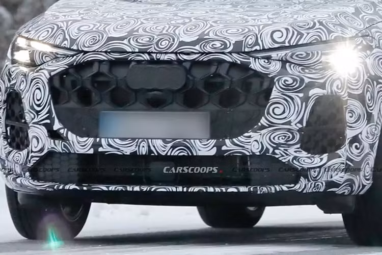 Nằm hai bên lưới tản nhiệt là khe gió khá lớn nhưng nhiều khả năng chỉ dành cho bản cao cấp của xe. Bên trong xe, Audi Q5 2025 sẽ dùng hệ thống thông tin giải trí với màn hình kép tương tự Q6 e-tron. Theo đó, xe sẽ sở hữu bảng đồng hồ kỹ thuật số 11,9 inch và màn hình thông tin giải trí 14,5 inch.