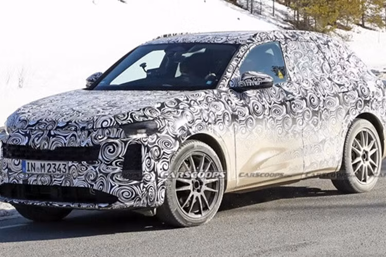 Những khu vực khác của Q5 2025 hiện vẫn được giữ kín thiết kế. Tuy nhiên, sẽ không ngạc nhiên nếu mẫu SUV hạng sang này được bổ sung lưới tản nhiệt, cản trước, cản sau, vành la-zăng và đèn hậu mới. Những hình ảnh chụp xe chạy thử nghiệm cho thấy mẫu xe này được trang bị lưới tản nhiệt Singleframe mới mở rộng và đi kèm mắt lưới dạng mắt xích.