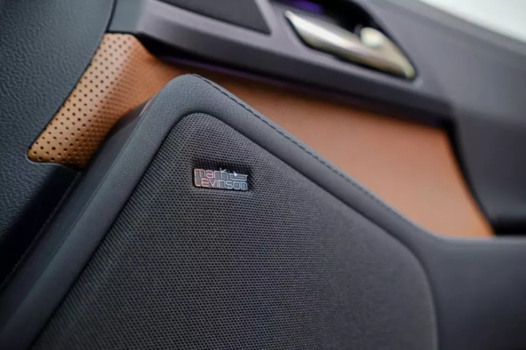 Không chỉ tiện nghi, Lexus GX 2024 còn an toàn với gói tính năng trợ lái nâng cao Lexus Safety Sense+ 3.0. Gói này bao gồm những tính năng như hệ thống an toàn tiền va chạm (PCS),