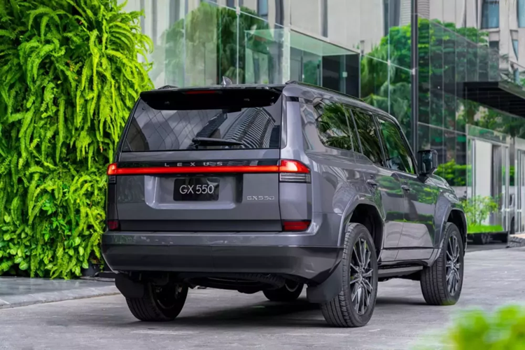 Bên cạnh đó là chế độ khởi động ở số 2 ECT 2nd có tác dụng hỗ trợ xe tăng tốc và di chuyển mượt mà trên các địa hình trơn trượt, hệ thống treo thích ứng AVS và hệ thống lái trợ lực điện EPS lần đầu tiên được trang bị cho dòng xe này.