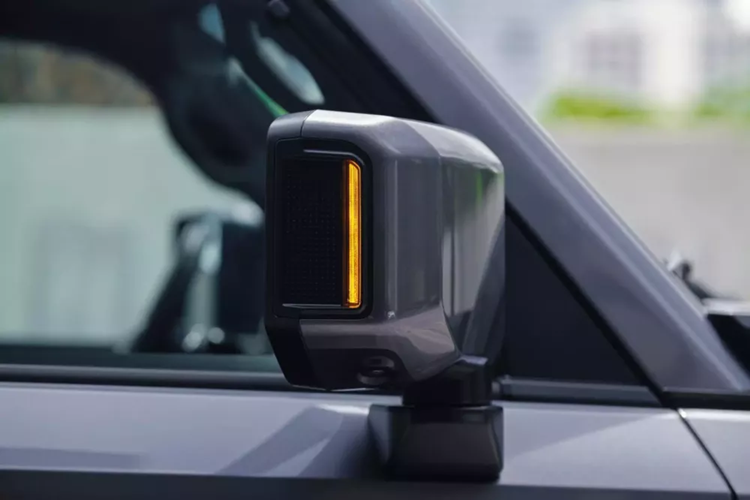 Bên cạnh đó là cụm đèn trước và sau được tinh chỉnh để tối ưu tầm nhìn cho người lái đồng thời nhấn mạnh tạo hình cứng cáp, vuông vức của xe. Cụm đèn pha LED của xe tích hợp dải đèn LED định vị ban ngày hình chữ "L" sắc sảo.