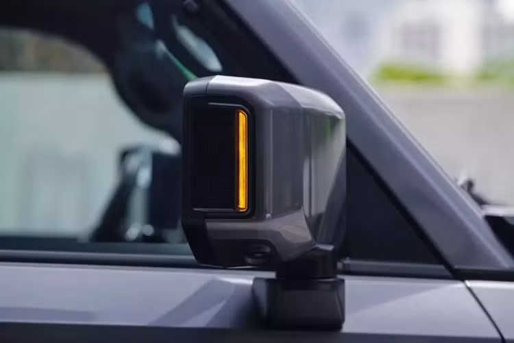 Bên cạnh đó là cụm đèn trước và sau được tinh chỉnh để tối ưu tầm nhìn cho người lái đồng thời nhấn mạnh tạo hình cứng cáp, vuông vức của xe. Cụm đèn pha LED của xe tích hợp dải đèn LED định vị ban ngày hình chữ "L" sắc sảo.