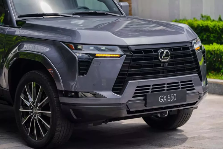 Điểm nhấn của mẫu xe này nằm ở lưới tản nhiệt hình con suốt mang tính biểu tượng của Lexus nhưng được thể hiện dưới dạng hình khối mới, giúp bảo vệ các bộ phận trong khoang động cơ khỏi chướng ngại vật trên những cung đường địa hình.