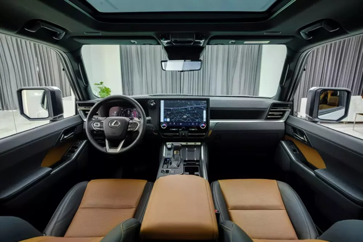 Thêm vào đó là cản sau mới với thiết kế khỏe khoắn và kính chắn gió sau có thể mở lên. Với kích thước lớn hơn, mẫu SUV hạng sang này đương nhiên cũng sở hữu không gian nội thất rộng rãi hơn thế hệ cũ. Bên trong Lexus GX 2024 vẫn là không gian nội thất 3 hàng ghế rộng rãi và đầy đủ tiện nghi.