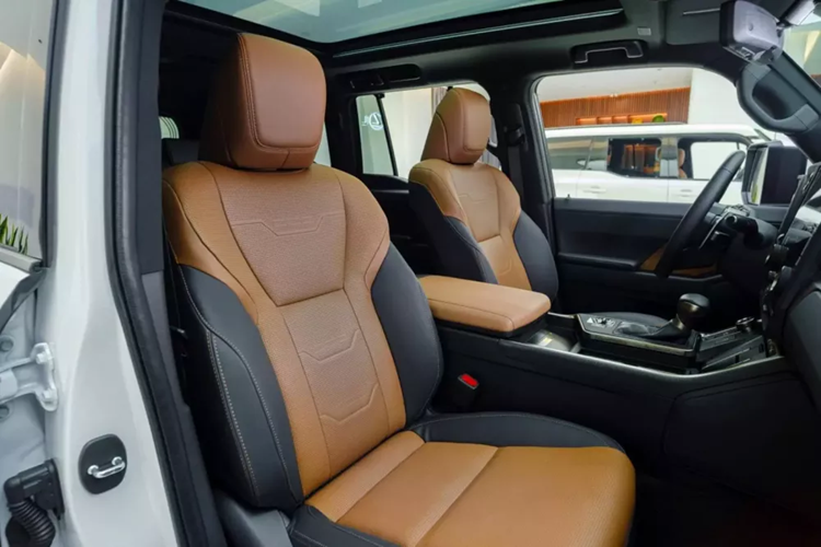 Thêm vào đó là bảng đồng hồ kỹ thuật số 12,3 inch có thể tùy chỉnh, cho phép hiển thị đồng thời nhiều thông tin và thay đổi nội dung theo ý muốn. Trang bị này kết hợp với màn hình hiển thị thông tin kính lái HUD và màn hình cảm ứng trung tâm 14 inch.