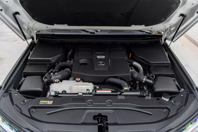 "Trái tim" của Lexus GX thế hệ mới tại Việt Nam là động cơ xăng V6, tăng áp kép, dung tích 3.4L, sản sinh công suất tối đa 349 mã lực và mô-men xoắn cực đại 649 Nm. Động cơ này đi với hộp số tự động 10 cấp và hệ dẫn động 4 bánh toàn thời gian.