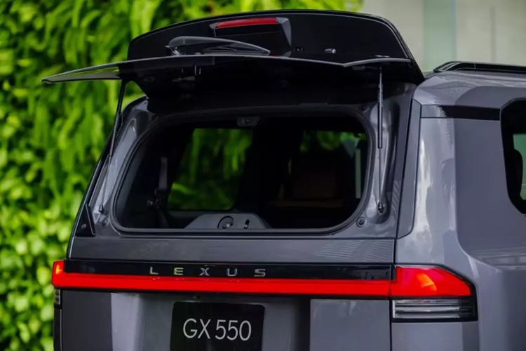 Ở khu vực sườn xe, Lexus GX 2024 được trang bị hốc bánh mở rộng, bộ vành hợp kim mới... Gương chiếu hậu to bản, tích hợp đèn báo rẽ ... và bậc lên xuống tự động.