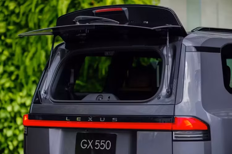 Ở khu vực sườn xe, Lexus GX 2024 được trang bị hốc bánh mở rộng, bộ vành hợp kim mới... Gương chiếu hậu to bản, tích hợp đèn báo rẽ ... và bậc lên xuống tự động.