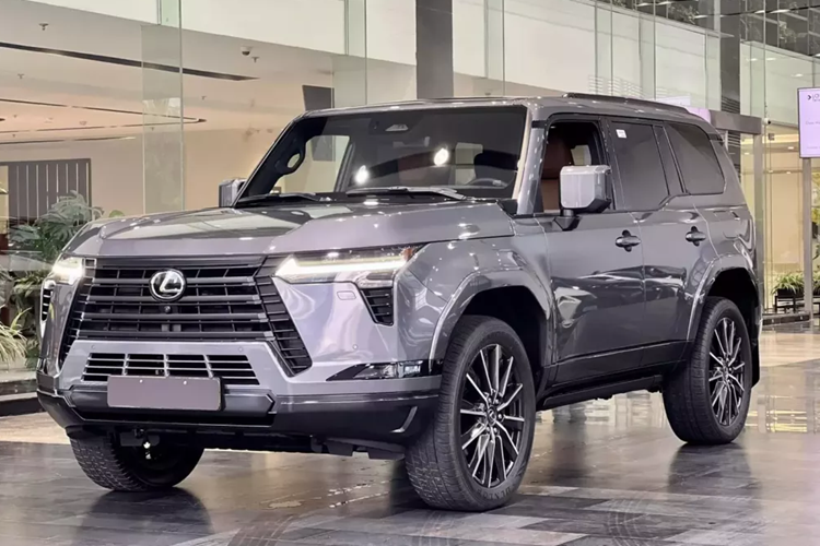 Hiện xe đã có mặt tại các đại lý chính hãng của Lexus ở Hà Nội và THCM. Như thông tin đã đưa, Lexus GX thế hệ mới được phát triển dựa trên cơ sở gầm bệ GA-F, tương tự Toyota Land Cruiser 300 Series và Lexus LX. So với thế hệ cũ, xe dài hơn 80 mm, rộng hơn 95 mm và cao hơn 50 mm.