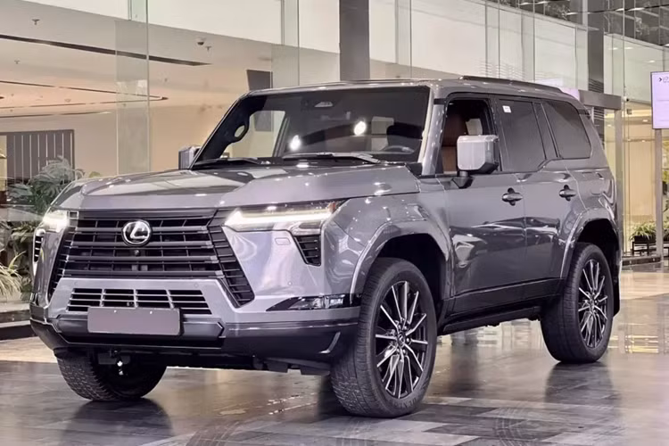 Hiện xe đã có mặt tại các đại lý chính hãng của Lexus ở Hà Nội và THCM. Như thông tin đã đưa, Lexus GX thế hệ mới được phát triển dựa trên cơ sở gầm bệ GA-F, tương tự Toyota Land Cruiser 300 Series và Lexus LX. So với thế hệ cũ, xe dài hơn 80 mm, rộng hơn 95 mm và cao hơn 50 mm.