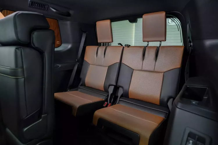 Lấy cảm hứng thiết kế từ triết lý Tazuna, nội thất của mẫu xe này có những chi tiết ốp gỗ Tsuyasumi và da tổng hợp sang trọng. Hàng ghế trước của xe được chú trọng với chức năng mát-xa, chỉnh điện 10 hướng ở ghế lái và 8 hướng ở ghế phụ lái.