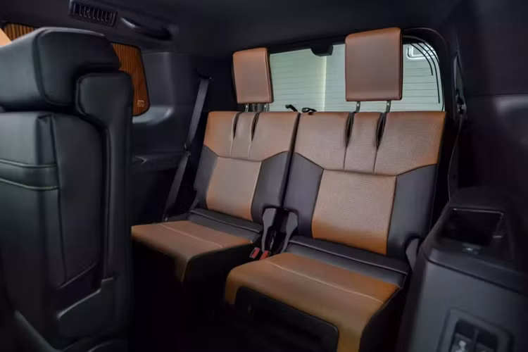 Lấy cảm hứng thiết kế từ triết lý Tazuna, nội thất của mẫu xe này có những chi tiết ốp gỗ Tsuyasumi và da tổng hợp sang trọng. Hàng ghế trước của xe được chú trọng với chức năng mát-xa, chỉnh điện 10 hướng ở ghế lái và 8 hướng ở ghế phụ lái.