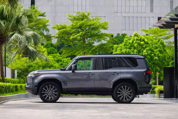 Cụ thể, Lexus GX 2024 mới sở hữu kích thước dài x rộng x cao lần lượt là 5.005 x 2.114 x 1.915 - 1.935 mm và chiều dài cơ sở 2.850 mm. Ở thế hệ mới, Lexus GX được áp dụng thiết kế thân xe hình con suốt đặc trưng.