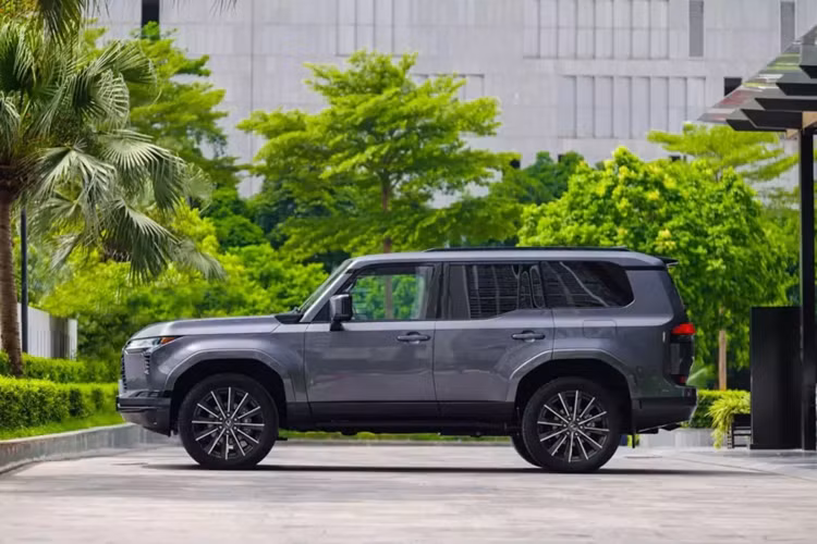 Cụ thể, Lexus GX 2024 mới sở hữu kích thước dài x rộng x cao lần lượt là 5.005 x 2.114 x 1.915 - 1.935 mm và chiều dài cơ sở 2.850 mm. Ở thế hệ mới, Lexus GX được áp dụng thiết kế thân xe hình con suốt đặc trưng.