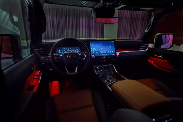 Với bản GX 550, xe dùng cửa sổ trời toàn cảnh cỡ lớn kéo dài từ hàng ghế trước tới hàng ghế thứ 2 và có chức năng làm mờ.