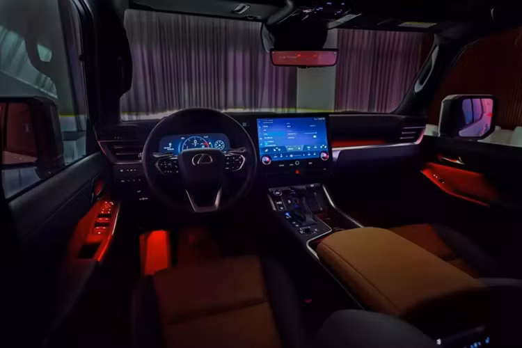 Với bản GX 550, xe dùng cửa sổ trời toàn cảnh cỡ lớn kéo dài từ hàng ghế trước tới hàng ghế thứ 2 và có chức năng làm mờ.