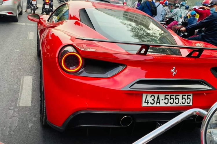 Chưa hết, bộ mâm Vossen đắt đỏ cũng đã quay trở lại với chiếc siêu xe Ferrari 488 GTB biển ngũ quý 5 này.
