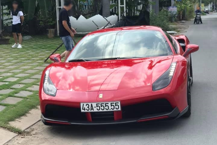 So với lúc ở Sài thành, chiếc siêu xe Ferrari 488 GTB này đã được trang bị lại cánh gió đuôi carbon rất đẹp mắt đi cùng cản trước, cản sau nhiều chi tiết khác cũng được ốp carbon.