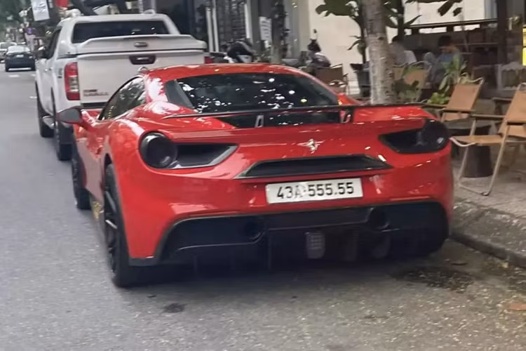 Đó chính là chiếc siêu xe Ferrari 488 GTB biển số 43A-555.55, hay còn gọi là ngũ quý 5, xe này được nhập về nước từ 8 năm trước, chỉ trải qua vài đời chủ, trước khi được 1 doanh nhân kín tiếng ở Đà Nẵng mua về trải nghiệm vào năm 2021.