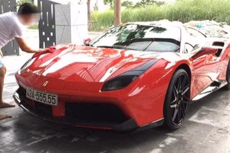 488 GTB chính là siêu xe Ferrari chấm dứt sử dụng động cơ V8 hút khí tự nhiên, thay vào đó xe sử dụng động cơ V8, tăng áp kép, dung tích 3,9 lít sản sinh ra công suất 661 mã lực ở vòng tua máy 8.000 vòng/phút và mô-men xoắn cực đại 760 Nm tại 3.000 vòng/phút.