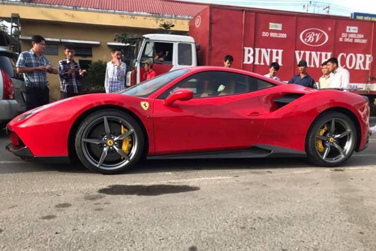 Con số 3 giây là thời gian để siêu xe Ferrari 488 GTB tăng tốc từ vị trí đứng yên lên 100 km/h trước khi lao về tốc độ tối đa trên 330 km/h.