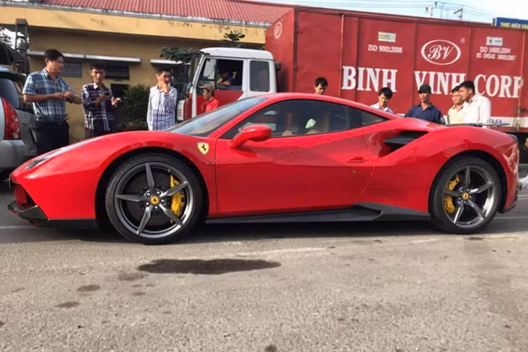 Con số 3 giây là thời gian để siêu xe Ferrari 488 GTB tăng tốc từ vị trí đứng yên lên 100 km/h trước khi lao về tốc độ tối đa trên 330 km/h.