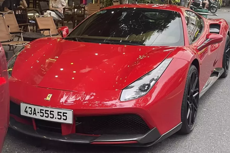Ferrari 488 GTB là 1 trong các siêu xe rất đặc biệt, vì chính là sự kết thúc của động cơ V8, hút khí tự nhiên của 458 để chuyển lên cổ máy V8, tăng áp kép, số lượng dòng xe Ferrari 488 GTB tại Việt Nam gần 20 chiếc và chỉ 1 xe còn đạt tình trạng rất mới, vì số đồng hồ công tơ mét chỉ hơn 5.000 km.