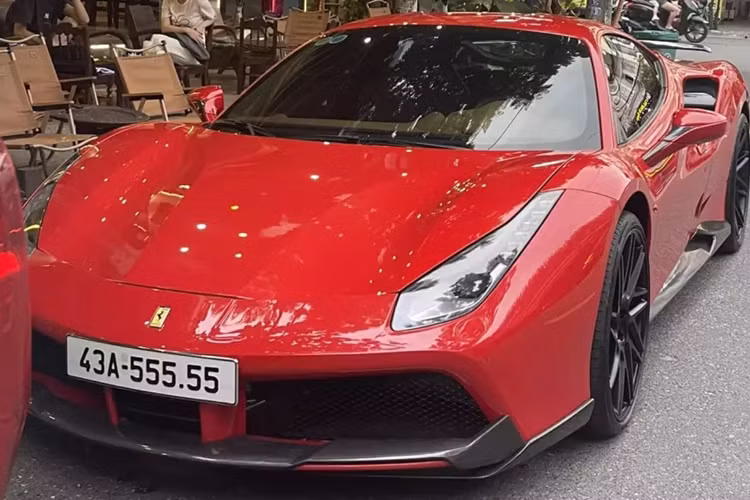 Ferrari 488 GTB là 1 trong các siêu xe rất đặc biệt, vì chính là sự kết thúc của động cơ V8, hút khí tự nhiên của 458 để chuyển lên cổ máy V8, tăng áp kép, số lượng dòng xe Ferrari 488 GTB tại Việt Nam gần 20 chiếc và chỉ 1 xe còn đạt tình trạng rất mới, vì số đồng hồ công tơ mét chỉ hơn 5.000 km.