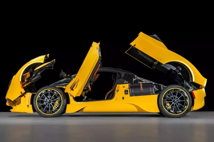 Với tình trạng các đại gia trên khắp nước Mỹ đang săn lùng ráo riết dòng xe Pagani Utopia giới hạn 99 chiếc. Và mới đây, 1 chiếc xe đầu tiên vừa đặt chân đến Miami, thành phố ở tiểu bang Florida, Hoa Kỳ, đã thu hút sự chú ý, được biết, siêu phẩm này do đại lý Prestige Imports Miami nhập về cho khách.