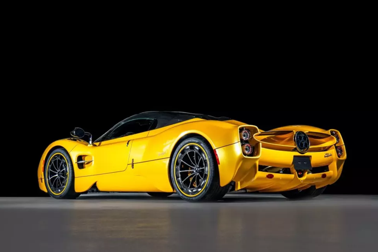 Tất cả sức mạnh này được truyền đến bánh sau thông qua 2 tùy chọn là hộp số tuần tự 7 cấp của XTrac hoặc số sàn 7 cấp với cơ chế sang số phức tạp bậc nhất. Nếu chọn mua xe Pagani Utopia số sàn, khách hàng phải chờ thêm nửa năm.