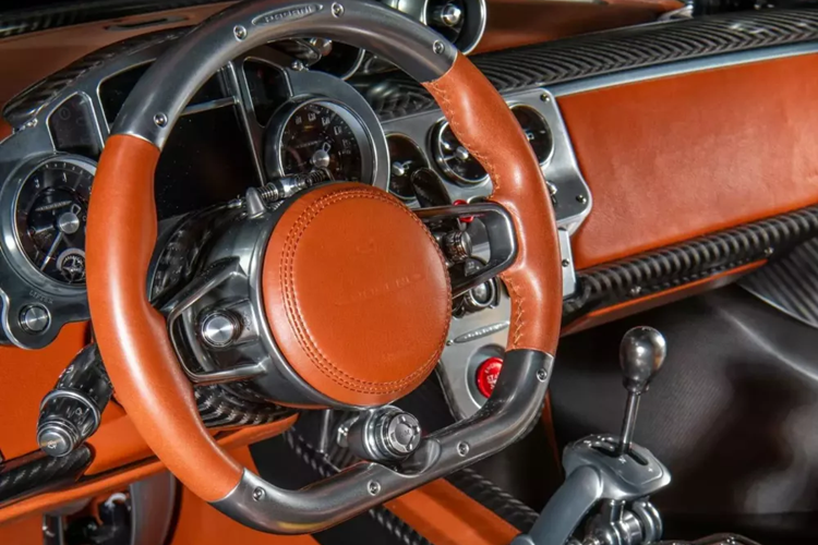 Chiếc siêu xe Pagani Utopia này được hoàn thiện với ngoại thất sơn màu vàng, bộ áo được chủ xe rất yêu thích, nội thất có tông màu đất cùng vô số chi tiết bằng carbon.