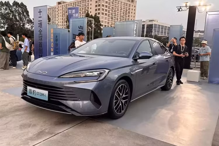 Vào ngày 8/8/2024 vừa qua, BYD đã giới thiệu hai mẫu xe BYD Seal 07 DM-i và Seal EV 2025. Trong đó, Seal 07 DM-i là một mẫu xe plug-in hybrid mới với công nghệ DM thế hệ thứ năm.