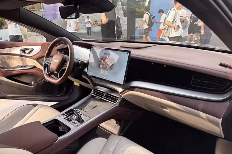 Nội thất của chiếc xe BYD Seal 07 DM-i 2025 được thiết kế theo chủ đề “Flowing Grey”, được nhấn mạnh bằng viền nhôm. Tùy thuộc vào từng phiên bản, xe có cụm đồng hồ kỹ thuật số hoàn toàn 8,8 inch hoặc 10,25 inch và màn hình cảm ứng trung tâm 12,8 inch hoặc 15,6 inch được hỗ trợ bởi hệ thống DiLink mới nhất.