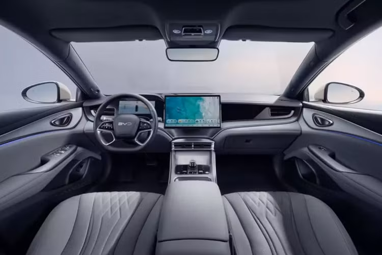 Tính năng nổi bật của Seal 07 DM-i là công nghệ hệ thống truyền động tiên tiến. Nó cung cấp hai tùy chọn, đầu tiên là động cơ 1,5 lít sản sinh công suất 74 kW kết hợp với động cơ điện 160 kW cho các phiên bản tiêu chuẩn và động cơ tăng áp 1,5 lít sản sinh công suất 115 kW cùng với động cơ điện 200 kW cho các mẫu xe cao cấp.