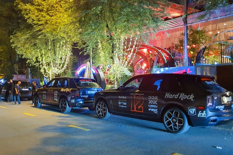 Tại hành trình siêu xe lớn nhất thế giới sẽ diễn ra vào ngày 14 và 15/9/2024 ở Việt Nam, có 3 chiếc xe Rolls-Royce Cullinan tiêu chuẩn góp mặt ở sự kiện Gumball 3000, và ngoài ra, sẽ có 1 xe thuộc bản Rolls-Royce Cullinan Black Badge.