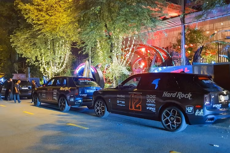 Tại hành trình siêu xe lớn nhất thế giới sẽ diễn ra vào ngày 14 và 15/9/2024 ở Việt Nam, có 3 chiếc xe Rolls-Royce Cullinan tiêu chuẩn góp mặt ở sự kiện Gumball 3000, và ngoài ra, sẽ có 1 xe thuộc bản Rolls-Royce Cullinan Black Badge.