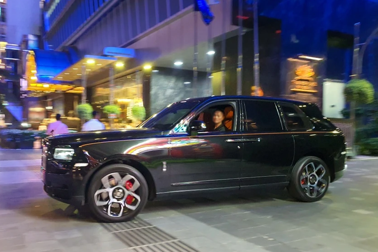 Rolls-Royce Cullinan còn được mệnh danh là "viên kim cương di động" đắt nhất thế giới do Cullinan còn được biết đến với tên gọi viên kim cương 3.106 carat đẹp không tì vết nằm trên vương miệng Crown Jewels của Nữ hoàng Anh.