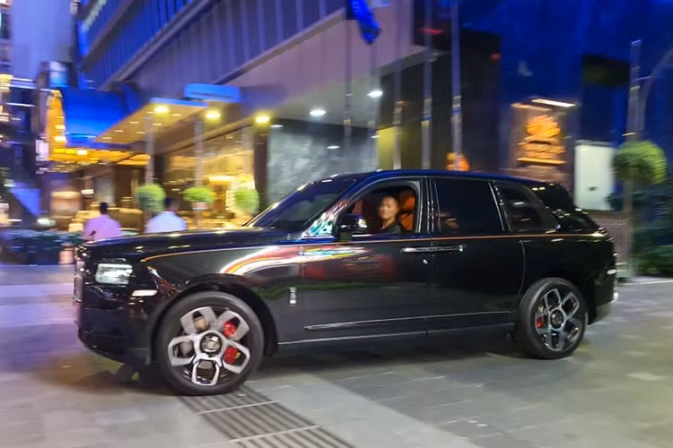 Rolls-Royce Cullinan còn được mệnh danh là "viên kim cương di động" đắt nhất thế giới do Cullinan còn được biết đến với tên gọi viên kim cương 3.106 carat đẹp không tì vết nằm trên vương miệng Crown Jewels của Nữ hoàng Anh.