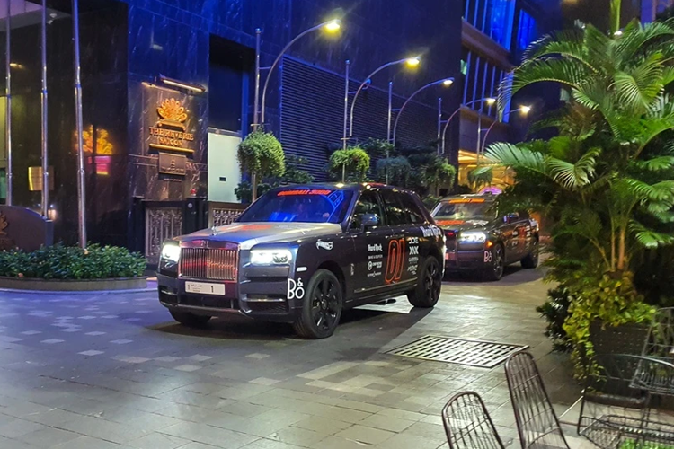 Có mặt trên đường phố TP.HCM vào chiều qua, chiếc xe Rolls-Royce Cullinan này gây ấn tượng với ngoại thất đã được lên bộ tem của hành trình xe Gumball 3000 2024, cũng như việc xe mang biển số độc nhất vô nhị là con số 1.