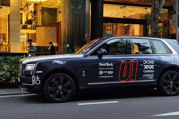 Được biết, chiếc SUV siêu sang Rolls-Royce Cullinan đặc biệt này này sẽ tham dự vào hành trình siêu xe thế giới Gumball 3000 2024 diễn ra ở Việt Nam vào cuối tuần này, tuy nhiên, bất ngờ là xe đã bị bắt gặp lăn bánh tại con đường Đồng Khởi, quận 1, trung tâm mua sắm sầm uất nhất tại Tp.HCM.