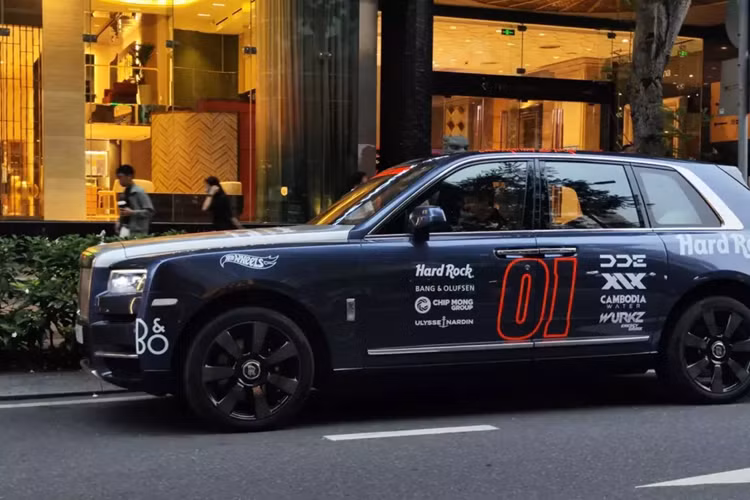 Được biết, chiếc SUV siêu sang Rolls-Royce Cullinan đặc biệt này này sẽ tham dự vào hành trình siêu xe thế giới Gumball 3000 2024 diễn ra ở Việt Nam vào cuối tuần này, tuy nhiên, bất ngờ là xe đã bị bắt gặp lăn bánh tại con đường Đồng Khởi, quận 1, trung tâm mua sắm sầm uất nhất tại Tp.HCM.
