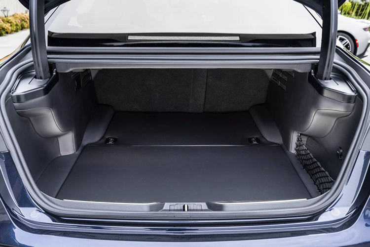 Là mẫu xe độc bản được Maserati thiết kế riêng cho một khách hàng tại Mỹ, Quattroporte Grand Finale được đánh số thứ tự 999999 trên kính chắn gió và trên cánh cửa phía ghế lái. Tấm nắp che động cơ cũng có chữ ký của toàn bộ đội ngũ Fuoriserie và các kỹ sư tham gia vào dự án đặc biệt này.