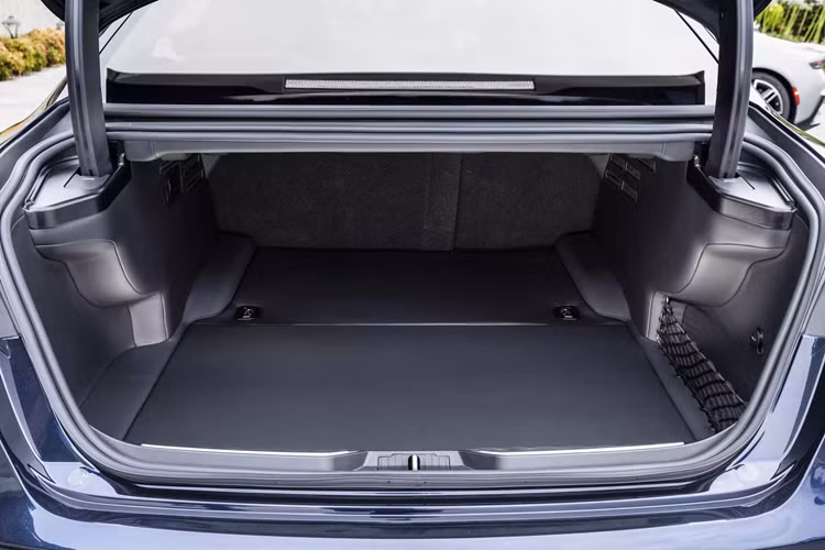 Là mẫu xe độc bản được Maserati thiết kế riêng cho một khách hàng tại Mỹ, Quattroporte Grand Finale được đánh số thứ tự 999999 trên kính chắn gió và trên cánh cửa phía ghế lái. Tấm nắp che động cơ cũng có chữ ký của toàn bộ đội ngũ Fuoriserie và các kỹ sư tham gia vào dự án đặc biệt này.